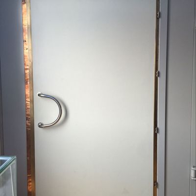 Portes blanches blindées RF avec plage de fréquences de 10 KHz à 18 GHz et épaisseur standard ou personnalisée de 65 mm pour le blindage électromagnétique