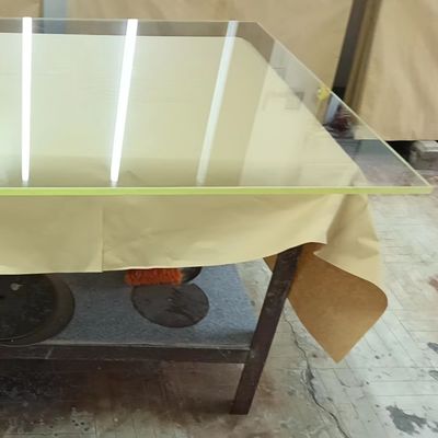 Verre au plomb étanche au rayonnement fabriqué avec des matières premières pour assurer la barrière au rayonnement et la transparence visuelle