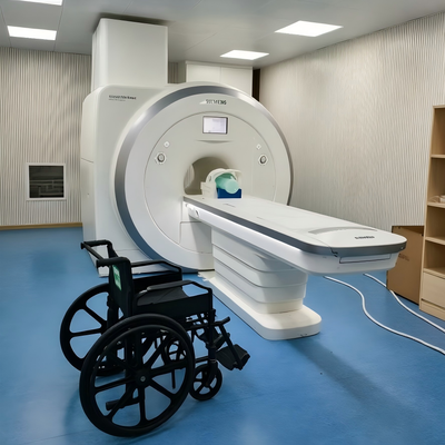 Fauteuil roulant pédiatrique IRM non magnétique inclinable dans l'espace avec cadre en alliage d'aluminium et harnais à cinq points