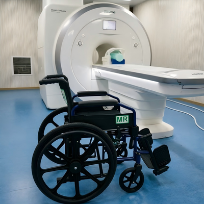 120 kg de capacité de poids fauteuil roulant pliable non magnétique avec accoudoir amovible pour IRM à l'hôpital