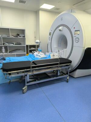 Il est compatible avec l'IRM assurant un transfert sûr et patient dans les réglages de l'IRM.