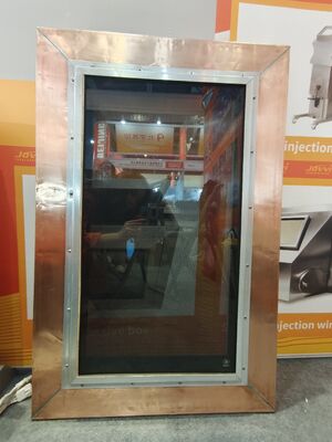Fenêtre protégée par IRM RF avec verre isolant à double vitrage et treillis en laiton peints en noir pour une plage de température de -40°C à +85°C