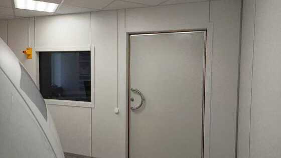 Porte blindée RF enduite en poudre blanche avec un motif d'ouverture personnalisé et une atténuation RF de 100 dB