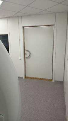 Porte protégée par isolation RF à 100 dB avec fonction de tir de 90 minutes et de sortie d'urgence