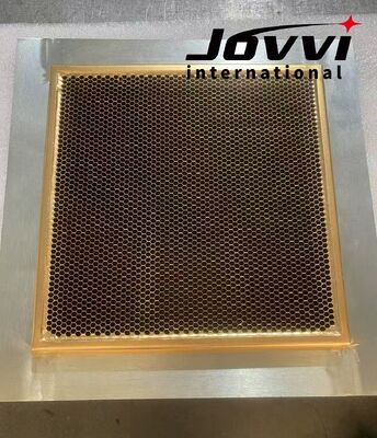 Structure de guidage d'onde de nid d'abeille fenêtre de guidage d'onde conçue avec un bouclier de cage de Faraday garantissant les performances dans les systèmes RF et micro-ondes