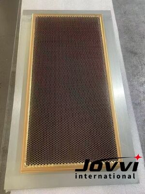 Performance de traitement des évents d'air à guide d'ondes en nid d'abeille avec des tailles de cellules de 2 mm, 3 mm, 4 mm, 5 mm, offrant une ventilation d'air et un blindage EMI