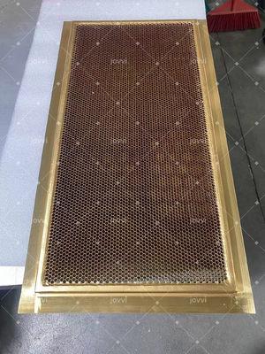 Fenêtre de ventilation de 300 mm x 300 mm offrant durabilité et haute résistance mécanique, adaptée aux environnements industriels difficiles