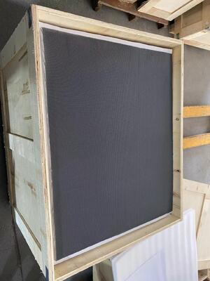 Grilles d'aération en nid d'abeille de 3 mm pour guides d'ondes, longueur personnalisée, offrant ventilation et blindage EMI dans les panneaux de contrôle