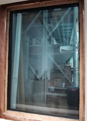 Fenêtre blindée par RF à 100 dB avec maillage en cuivre en laiton et dimension visible de 1,2 m x 0,9 m
